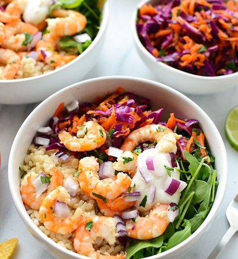 10 recettes de «poke bowl» à essayer | Elle Québec Delight Recipes, Shrimp Bowls, Seafood Delight, Homemade Greek Yogurt, Cilantro Lime Shrimp, Fresh Shrimp, Buddha Bowls Recipe, Spiced Chickpeas, Best Meal Prep