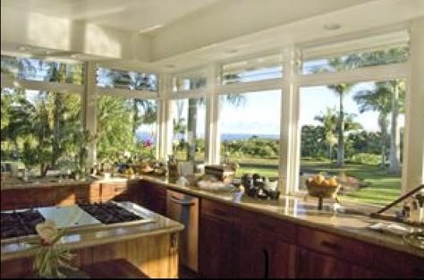 Hawaiian Kitchen, Hawaii Kitchen, Kitchen With A View, Hawaii Beach House, Hawaiian House, Hawaiian Homes, Hawaii House, Dream Beach Houses, Lots Of Windows