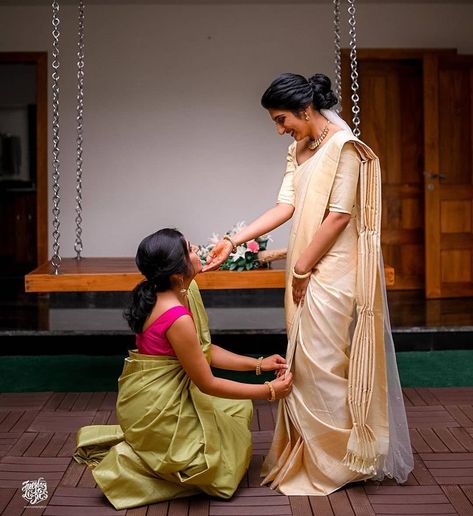 Nanad Bhabhi Photo Pose, Mother Daughter Poses Indian, Indian Mother Daughter Photography, Sisters Photography Poses, Mother Daughter Poses, Saree Pose, Sisters Photography, Bff Photo, Daughter Photo Ideas