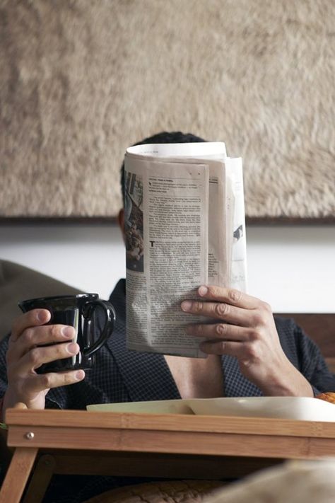 Reading A Newspaper, Man Reading, Vintage Blog, Summer Reading Lists, Coffee Photography, Ex Machina, Photography Poses For Men, Summer Reading, Poses For Men