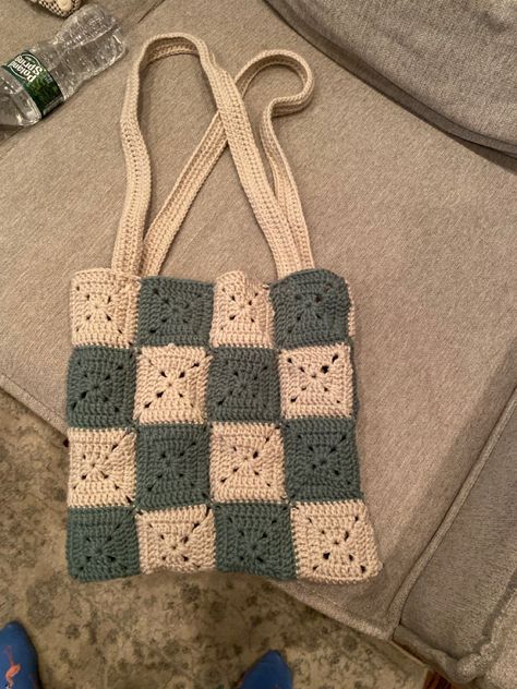 Simple Granny Square Crochet Tote, Solid Granny Square Bag, Crochet Tote Bag Granny Squares, Granny Square Tote Bag, Solid Granny Square, Learn Sewing, White Pocket Square, Crochet Stitches Chart, Crochet Purse Pattern Free