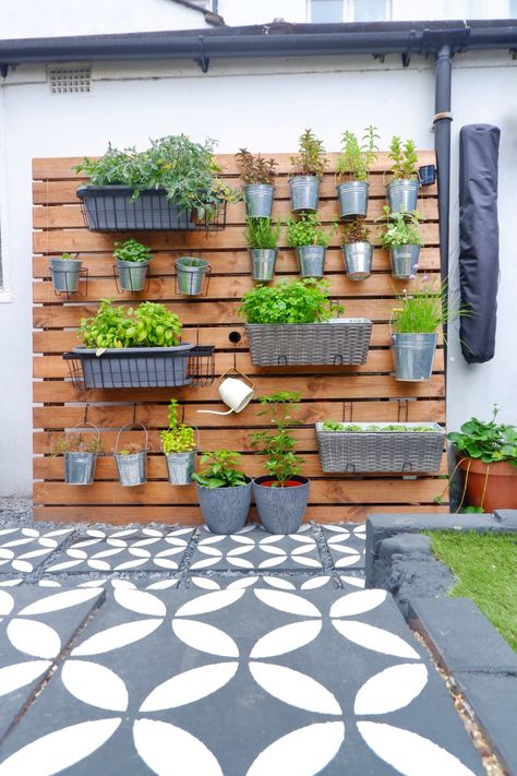 DIY Garden Herb Wall - That's so Gemma Herb Garden Wall, Kebun Herbal, Taman Diy, Outdoor Herb Garden, Garden Wall Designs, Hanging Herb Garden, Herb Wall, Diy Herb Garden, Vertical Herb Garden