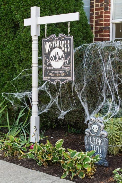 Make a removable Halloween or yard sign using a porch post! #halloween #halloweendecorations #outdoordecorations Halloween Fence, Outdoor Wood Signs, Halloween Yard Signs, Halloween Front Door Decorations, Halloween Wood Signs, Halloween Front Doors, Porch Posts, Easy Halloween Decorations, Halloween Front Porch