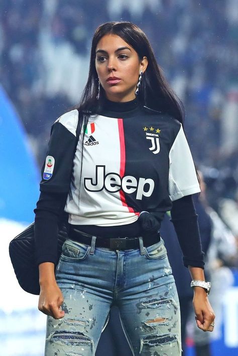 Ronaldo Wife, Outfits Con Camisa, Georgina Rodriguez, Football Wags, Football Jersey Outfit, Ronaldo Juventus, Soccer Outfit, Chat Sites, Jersey Outfit