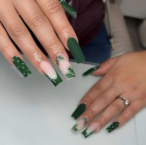 Mistletoe Nails Acrylic, Thanksgiving Coffin Nails, Thanksgiving Acrylic Nail Designs, Green Nails Classy, Winter Green Nails, Funky Christmas Nails, Christmas Nail Sets, Green Christmas Nail Designs, Elfs Christmas