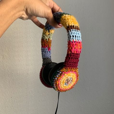 Headphone Knit Cover, Knitted Birthday Gifts, Crochet Headphone Decoration, Head Phone Cover Crochet, Head Phone Crochet, Crochet Projects Scrap Yarn, Headphone Crochet Covers, Knit Headphone Cover, Cute Crochet Headphone Cover