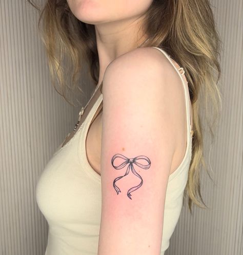 Ribbon Flash Tattoo, Tattoo Ideas Ribbon, Bow Shoulder Tattoo, Bow Tattoo Shoulder, Bow Tramp Stamp Tattoos, Douyin Tattoo, Ribbon Tattoos Bow, Cute Bow Tattoo, Ribbon Bow Drawing