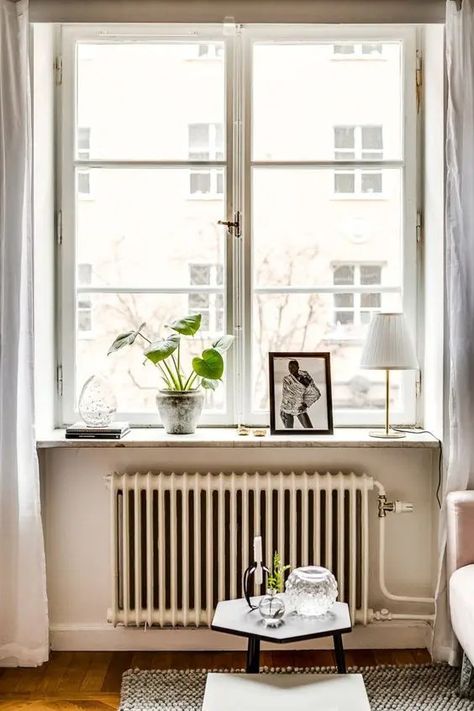 a lovely space with a vintage radiator Window Sill Decor, Dining Room Windows, Deco Studio, Ideas Hogar, Living Room Remodel, Chaise Design, Scandinavian Decor, Window Seat, Window Sill