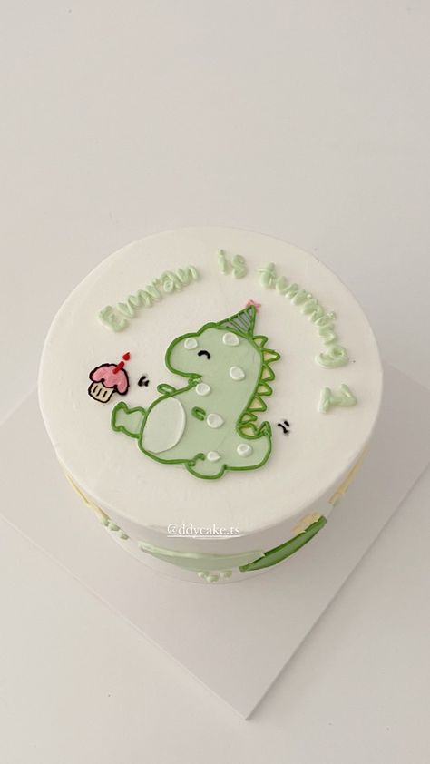 Korean Cake Dinosaur, Dragon Cake Ideas Simple, Korean Cake Dino, Dino Birthday Cake Simple, Dinosaur Bento Cake, Bento Cake Dino, Simple Dino Cake, Dino Cakes Boys, Boy Cakes Ideas