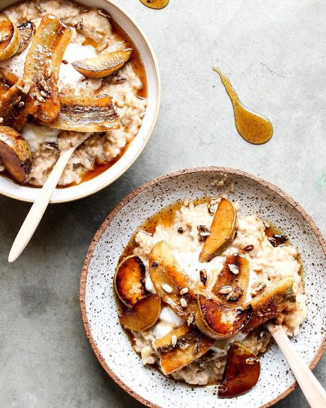 Porridge Food Photography, Porridge With Banana, Best Porridge Recipe, Autumn Breakfast Aesthetic, Porridge Photography, Autumn Porridge, Pear Porridge, Caramelised Pear, Porridge Ideas