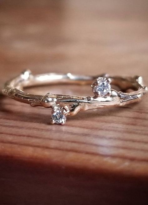 The Most Unusual and Unique Wedding Rings - Belle The Magazine | Unique boho Wedding Ring inspired by branches in gold and diamonds Womens Rings Unique, Wedding Rings Sets His And Hers, Boho Wedding Ring, Unusual Wedding Rings, Unique Wedding Rings, Produk Apple, Wedding Rings Round, Celtic Wedding Rings, Unique Diamond Engagement Rings