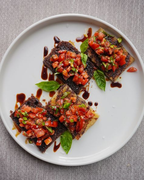 Bruschetta 🌿🍅 Whenever Bruschetta is on the menu, I have to order it. Today I decided to make it at home with my garden tomatoes, and it tasted better than any restaurant bruschetta I’ve ever tried- an explosion of flavours which brought comfort in each bite 🥰 Here’s how I made it ⬇️ Ingredients: • fresh tomatoes • bread (Italian bread like ciabatta recommended) • fresh basil • olive oil • balsamic glaze • flaky sea salt - toast bread with olive oil in a pan on medium heat. - dice to... Bread With Olive Oil, Bread Italian, Basil Olive Oil, Tomato Bread, Garden Tomatoes, Toast Bread, Italian Bread, Tomato Garden, Balsamic Glaze