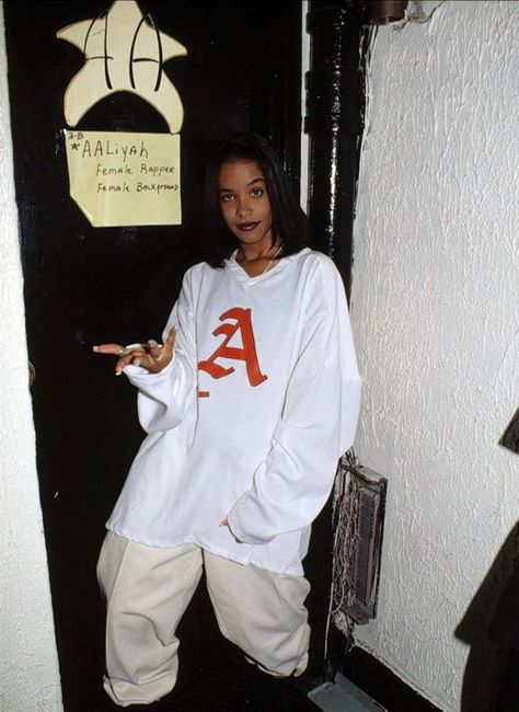 Aaliyah (1995) Ragazza Hip Hop, Aaliyah Outfits, Look Hip Hop, Estilo Gangster, Mode Old School, Tomboy Stil, Looks Hip Hop, Ropa Hip Hop, Aaliyah Style