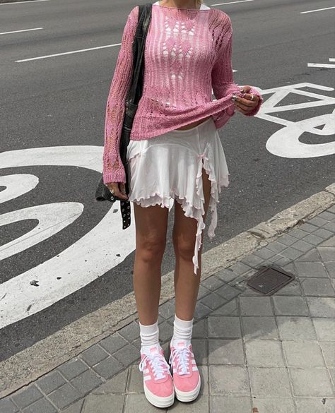 Pink Accent Outfit, Pink Skirt Outfit Street Style, Pink Long Skirt Outfit Aesthetic, Harajuku Style Pink Skirt For Summer, Harajuku Style Pink Skirt, Spring Harajuku Style Pink Mini Dress, Adidas Samba Outfit, Samba Outfit, Skandinavian Fashion