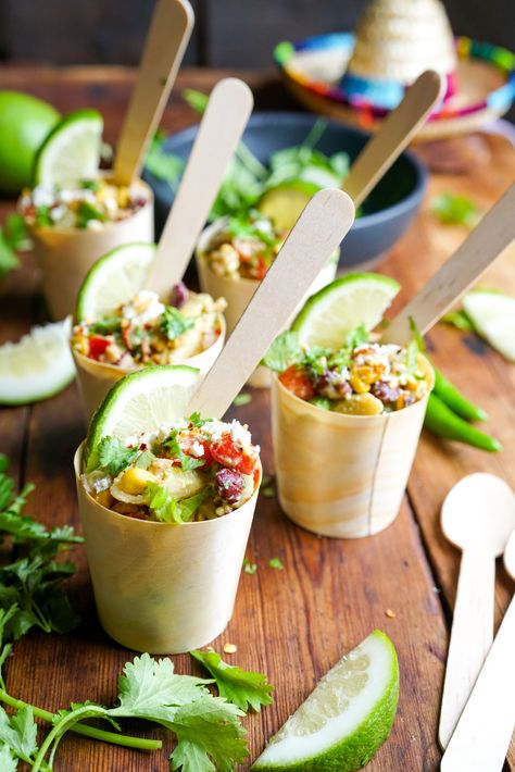 Small Salads Cups, Pasta Salad In A Cup, Mini Pasta Cups, Mexican Charcuterie Cups, Boating Appetizers, Individual Salads For Parties, Individual Appetizers In A Cup, Mexican Charcuterie, Mexican Finger Foods