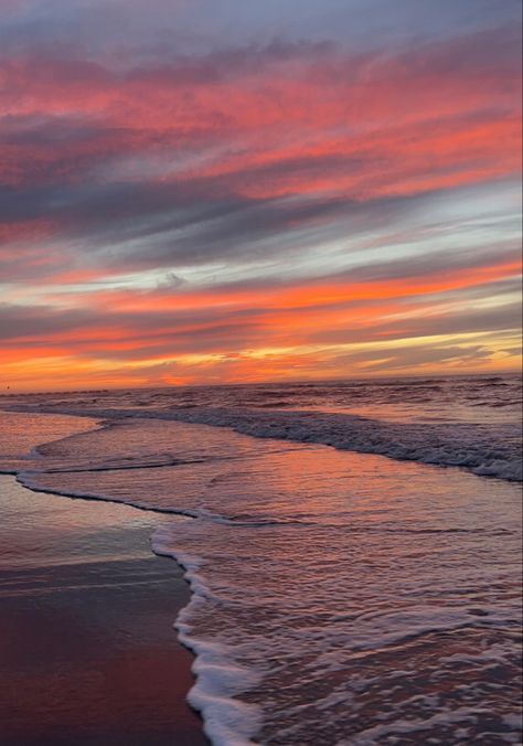 Sunset At A Beach, Sunrise On Beach Aesthetic, Alexis Core Aesthetic, Beach Sunrise Pictures, Sunrise Beach Aesthetic, Beach Sunrise Aesthetic, Tori Core, Alexis Core, Sunrise Over Water