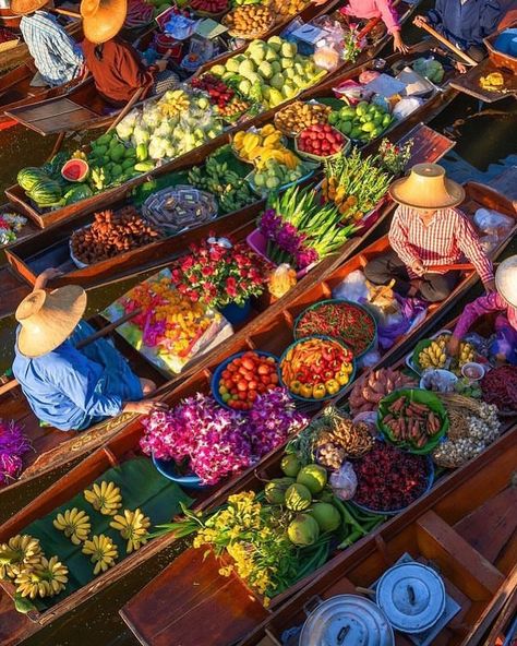 Where Am I? 👇👇👇 FOLLOW TO EXPLORE MORE EXCITING DESTINATIONS 🔥🔥🔥 Up To 30% Off All Website Deals- Link In Bio One of the most iconic attractions in Thailand is the Damnoen Saduak Floating Market. Here, vendors paddle their boats along the canals, selling local food, fresh fruits, and unique items. Don’t miss trying warm coconut pancakes, pad thai, boat noodles, and classic mango sticky rice as you float along the slender waterways. The traditional wooden houses on stilts add to the charm of ... Thailand Flag Aesthetic, Houses On Stilts, Thai Aesthetic, Thailand Floating Market, Thai Boat, House On Stilt, Goblin Market, Boat Noodle, Thailand Flag