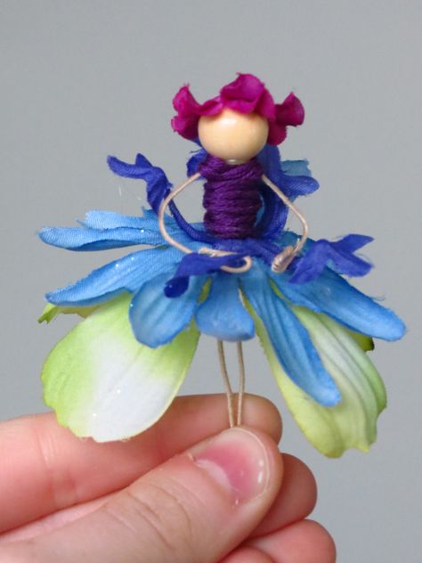 How to make flower fairies  http://thelemonzestblog.wordpress.com/2012/04/10/how-to-make-flower-fairies/ Fairy Kit, Fairy Crafts, Diy Fairy, Fairy Parties, Fairy Garden Diy, Flower Fairies, Miniature Fairy, Miniature Fairy Gardens, Flower Fairy