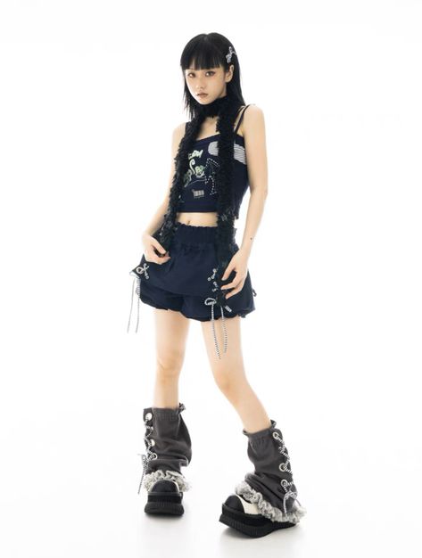 2k Japanese Fashion, Grunge Y2k Harajuku Outfits, Japanese 90s Street Fashion, Grunge Y2k Icons, Early 2000s Chinese Fashion, Y2k Outfits Chinese, Chinese Y2k Fashion Men, Japanese Street Fashion 2023, Y2k Harajuku Aesthetic