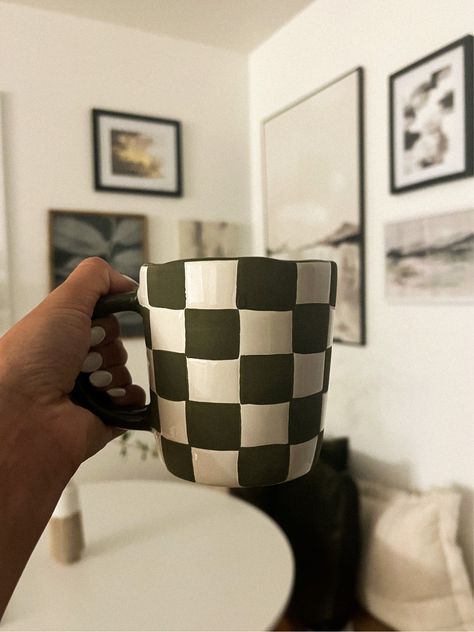 Checkered Pottery, Checkered Mug, Cups With Lids And Straws, Checkered Decor, Cups With Lids, Glass Cups, Pottery Cups, Dish Sets, Handmade Clay