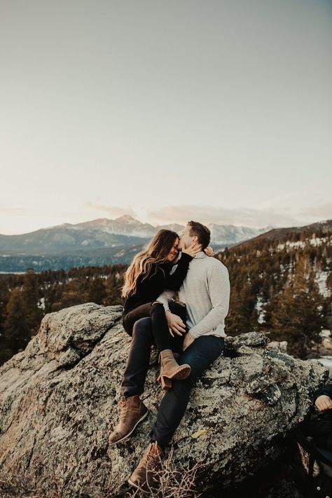 Couple Travel Photos, Mountain Photoshoot, Mountain Couple, Mountain Pictures, Mountain Engagement Photos, Couples Outfit, Hiking Pictures, Dream Place, Cute Couple Quotes