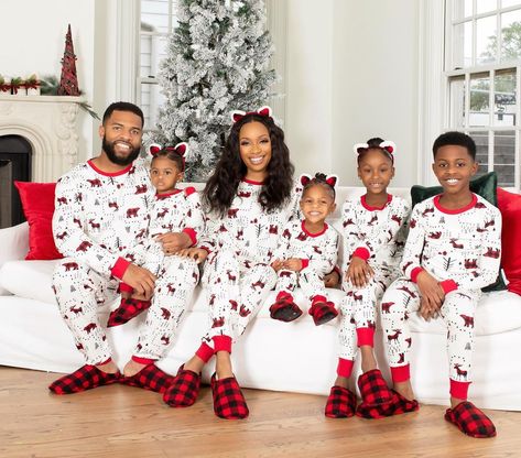 Black Family Christmas Pictures Pajamas, Family Pj Christmas Pictures, Family Christmas Pictures Pajamas, Christmas Pajama Pictures, Matching Family Pjs, Family Christmas Pictures Outfits, Christmas Pictures Outfits, Christmas Family Photoshoot, Holiday Traditions Family