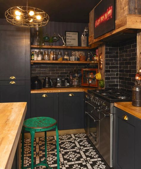 Kabinet Dapur, Black Kitchen Cabinets, Dark Kitchen, Brown Kitchens, Dark Kitchen Cabinets, Black Kitchens, Kitchen Designs, Home Decor Kitchen, Interior Design Kitchen