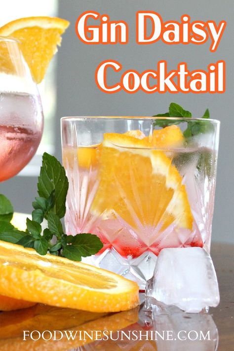 Gin Daisy Cocktail, Daisy Recipes, Alcoholic Drinks Gin, Daisy Drink, Watermelon Gin Cocktail, Gin Daisy, Pitcher Drink Recipes, Daisy Cocktail, Fruity Cocktail Recipes