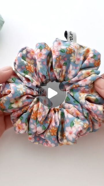 Scrunchies Making Tutorial, Scunci Scrunchies Diy, Sewing Hair Scrunchies, Diy Hair Scrunchies Tutorials, Xl Scrunchie Pattern, Sewing Scrunchies Tutorials, Schruncies Diy Pattern, Diy Scrunchie Pattern, How To Make Scrunchies No Sew