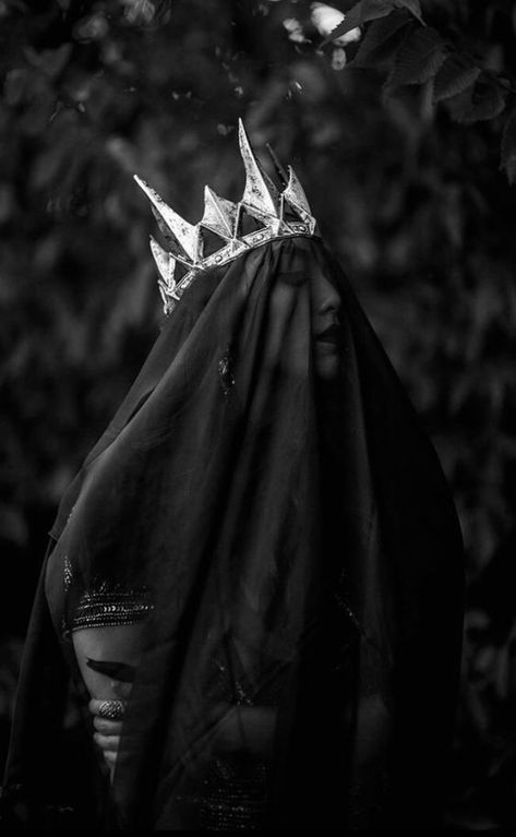 Princess Photography, Photography Dark, Lady Macbeth, Dark Queen, Queen Aesthetic, 얼굴 그리기, 다크 판타지, Fantasy Photography, Halloween Photoshoot