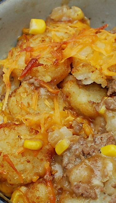 Cowboy Casserole Recipe ~ A delicious mix of hamburger, cheese and corn sandwiched in between a layer of crunchy tots. I will be trying this! Cowboy Casserole Recipe, Cowboy Casserole, Oven Recipe, Bean Casserole, Green Bean, Beef Dishes, Casserole Recipe, Ground Beef Recipes, Casserole Recipes