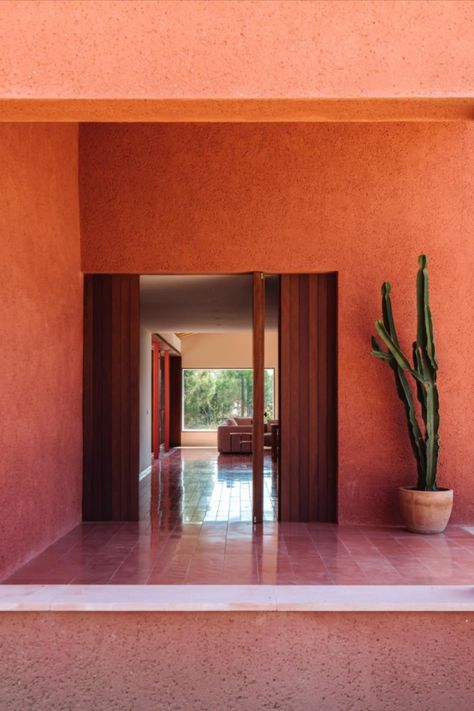 The paint is barely dry on this Mallorcan house by Isla Architects, which nestles among the vineyards between Santa Maria del Cami and Santa Eugenia and inspired by the tropical Mexican coast.   #Photography: Fantastic Frank   #architecture #design #pink #mallorca #spain #property Mexican Pink House, Mexican Contemporary House, Mexico Interior Design Mexican, Contemporary Mexican Architecture, Modern Mexican Architecture, Modern Mexican Interior Design, Contemporary Mexican Interior Design, Spanish Villa Home Exterior, Mexican Style Interior Design