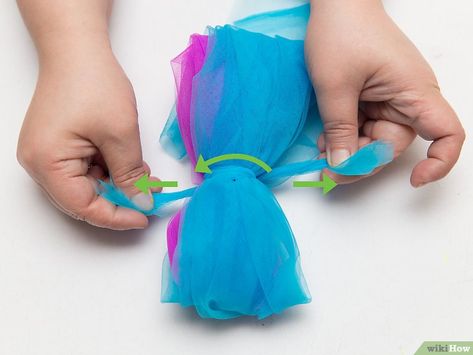 Diy Tulle Poms, Pompon Tulle, Tulle Projects, Tulle Pompoms, Tissue Paper Poms, Homemade Party Decorations, Pompon Diy, Tulle Crafts, Diy Tulle