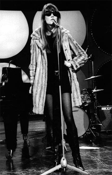 Françoise Hardy Photographed by Andrew Maclear Franchise Hardy, Francoise Hardy Style, 70s Fringe, Beatnik Style, Style Année 60, Kim Gordon, Beat Generation, 60s 70s Fashion, Francoise Hardy