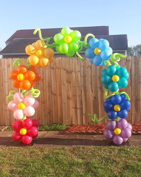 Flower Theme Balloon Arch, Spring Balloons Decoration, Easter Balloon Garland Ideas, Spring Fling Birthday Party, Spring Balloon Decorations, Easter Balloon Backdrop, Spring Fling Dance Decorations, Spring Dance Decorations, Flower Balloon Backdrop