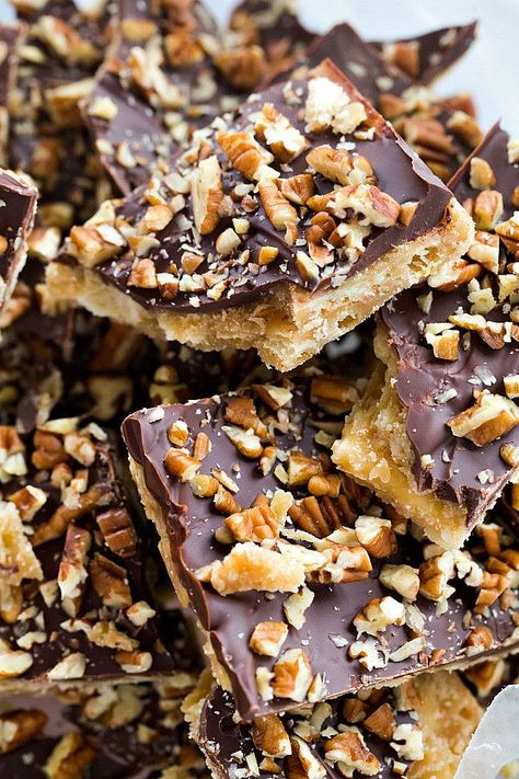 Candy With Pecans, Saltine Cracker Candy, Toffee Coffee, Pecan Toffee, Easy Toffee, Saltine Cracker, Saltine Toffee, Cracker Candy, Toffee Candy