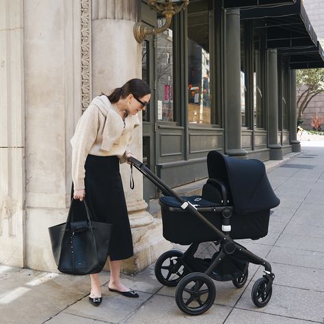 Bugaboo® on Instagram: “You really can't go wrong with the #BugabooFox in all black... it will match any outfit 🖤 📷 @theanticolor” Bugaboo Giraffe, Bugaboo Fox 3 Black, Bugaboo Donkey Mono, Bugaboo Footmuff, Bugaboo Buffalo, Bugaboo Stroller, Stroller Reviews, Personalized Baby Blankets, Baby In Pumpkin