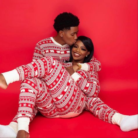 Christmas Photos Outfits, Christmas Couple Photos, Christmas Couple Pictures, Christmas Pictures Outfits, Couple Noir, Christmas Poses, Christmas Family Photoshoot, Matching Christmas Outfits, Holiday Photoshoot