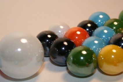 How to Make Water Marbles… This is so cool! To get a better idea of what these look like check out the youtube videos out there. How To Play Marbles, Marble Card, How To Make Water, Marble Games, Water Beads, Glass Marbles, Science For Kids, Science Projects, Crafts To Do