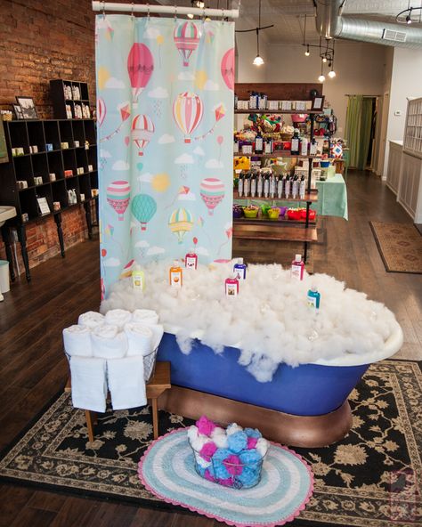 A purple bathtub sits in the middle of a store, with fiberfill as faux "bubbles" in the tub, and a shower curtain hanging from the ceiling Bathtub Prop Diy, Bath And Body Works Store, Soap Display, Store Window Displays, Craft Booth Displays, Soap Shop, Candle Store, Craft Booth, Booth Display