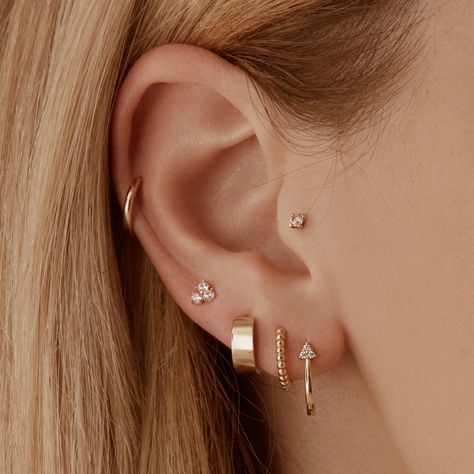 3 Earrings Piercing In A Row, Ear Piercing Ideas Simple, Elegant Piercings, Bestselling Earrings, Piercings Oor, Minimalist Ear Piercings, Ear Piercings Chart, Compass Jewelry, Helix Piercings