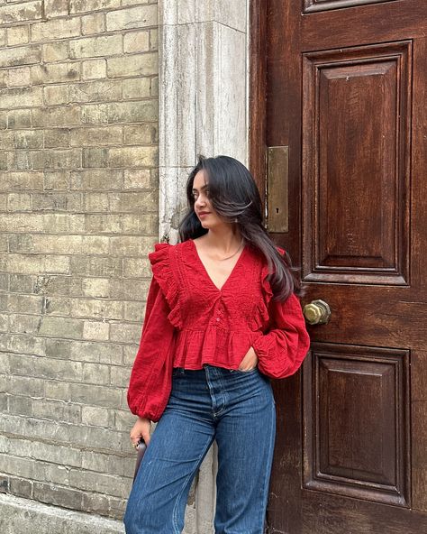 One of my favourite blouses everrrr 🍓 Top: @zara 3 years old Jeans: @massimodutti Ballet flats: @charleskeithofficial (gifted) Bag: @madewell (gifted) Jean And Top Outfit Casual, Different Dressing Styles For Women, Blouse Top Outfits, Colorful Blouse Outfit, Aesthetic Tops For Women, Aesthetic Tops Outfit, Classy Jeans Outfits For Women, Jean And Top Outfit, Red Top Outfit Ideas