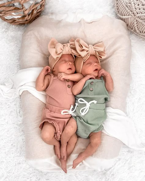 Twin Baby Girls Newborns, Twin Outfits For Spirit Week Friends, Twin Outfits For Spirit Week, Twin Baby Girls, Cute Twins, Twin Outfits, Newborn Twins