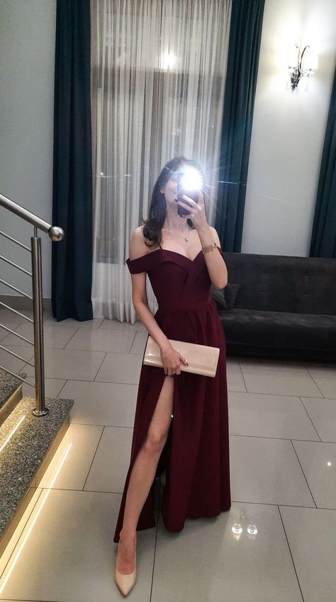 Bergandy Prom Dress, Formal Maroon Dress, Bridesmaid Maroon Dress, Maroon Long Dress Formal, Dark Burgundy Prom Dress, Burgundy Dress Jewelry Ideas, Burgundy Dresses Prom, Bridesmaid Dress Maroon, Maroon Formal Dresses