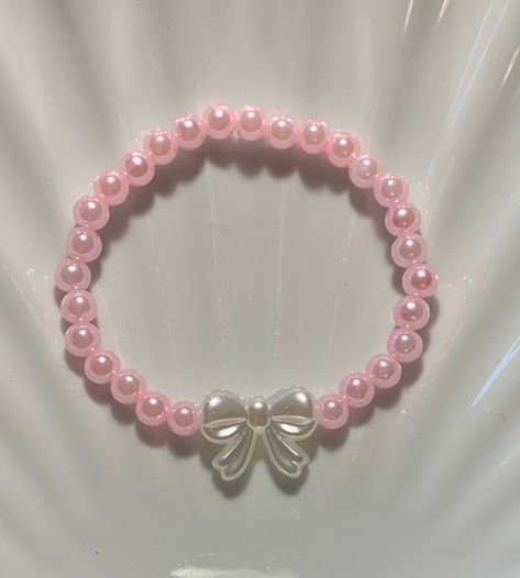 Pearl bow bracelet. Super cute for a pink look. Round Bead Bracelets, What To Ask For Your Birthday 13, Bracelet Ideas With Clay Beads, Braslet Ideas Cute, Cute Bracelets Ideas Beads, Pink Accessories Aesthetic, Cute Bead Bracelet Ideas, Pink Bracelet Ideas, Bracelet Beads Ideas