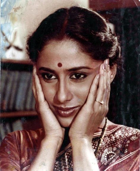 Smita Patil, High Contrast Images, Bollywood Pictures, Retro Bollywood, National Film Awards, Vintage Bollywood, Film Awards, Body Building Women, Film Aesthetic