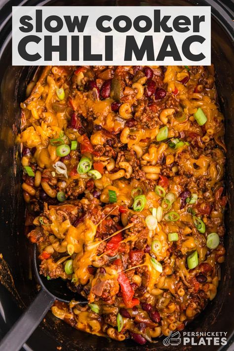 Chili Mac Crockpot, Easy Beef Chili Recipe, Slow Cooker Chili Mac, Slow Cooker Chilli, Slow Cooker Chili Easy, Persnickety Plates, Beef Macaroni, Chili Mac Recipe, Budget Dinner