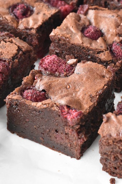 Square of raspberry brownie. Baking Envy, Cinnamon Tea Cake, Cheesecake Brownie, Raspberry Brownies, Vegan Peanut Butter, No Bake Brownies, Moist Chocolate Cake, Indulgent Desserts, Fudgy Brownies