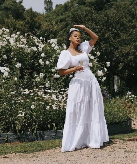 Chic Outfits Aesthetic, David Kibbe, Soft Feminine Outfits, Feminine Outfits, Classy Gowns, Beautiful Photoshoot Ideas, Picnic Dress, Black Femininity, Effortlessly Chic Outfits