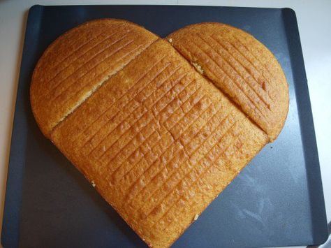 Using a large tray, assemble the unfrosted cake.  Place the square cake on the diagonal and place the two halves of the circular cake at the top left and right.  The heart shape is formed. Heart Shaped Wedding Cakes, Wedding Cake Tutorial, Heart Shaped Cake Pan, Foot Soak Recipe, Unfrosted Cake, Cake Techniques, Heart Shaped Cake, Cake Templates, Square Cake